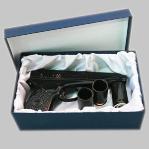 Фарфоровый штоф в виде пистолета Макарова с рюмками