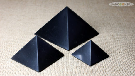 Полированная пирамида из шунгита ручной работы