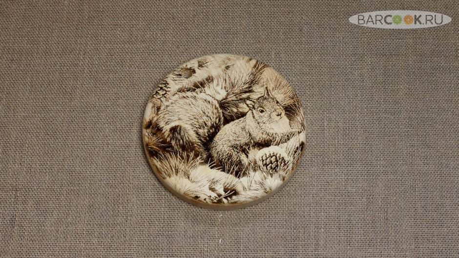 Разделочная доска круглая с гравировкой из массива сибирского кедра