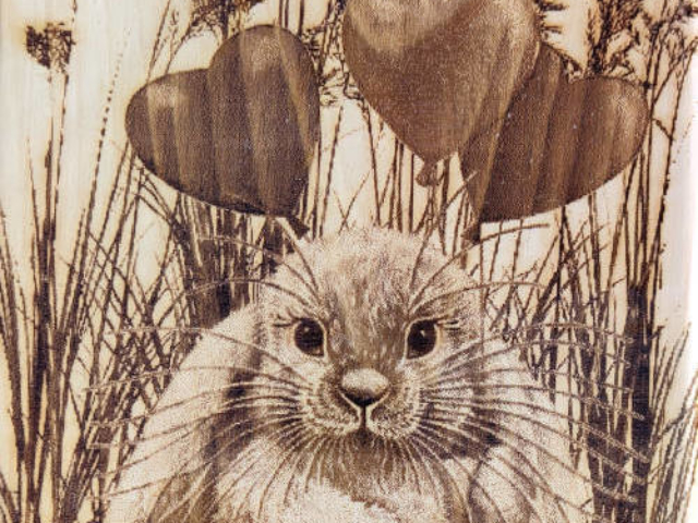 Разделочная доска с рисунком кролика из кедра