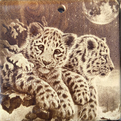 Разделочная доска с рисунком леопардов из кедра