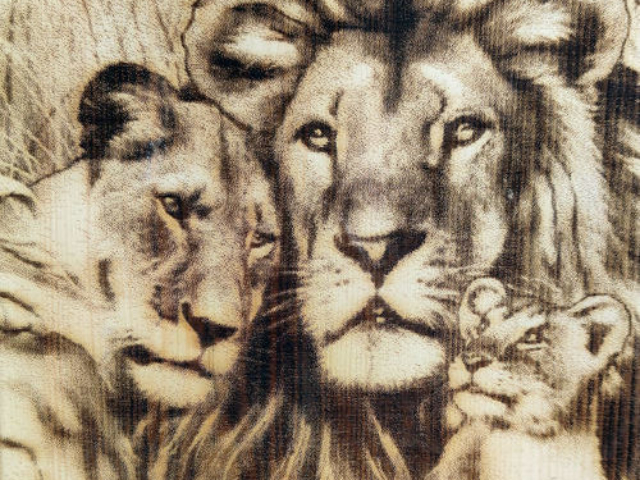 Разделочная доска с рисунком львов из кедра