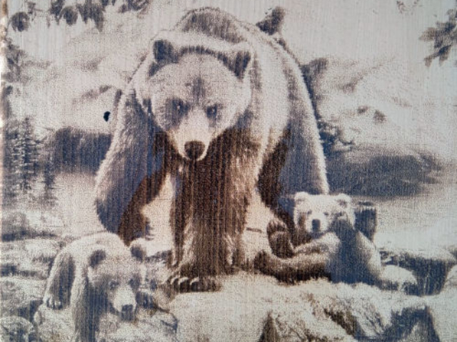 Разделочная доска с рисунком медведей из массива сибирского кедра