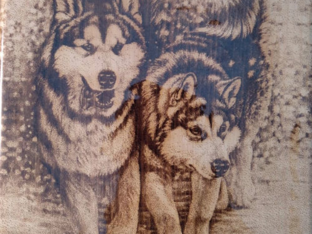 Разделочная доска с рисунком собак из массива сибирского кедра