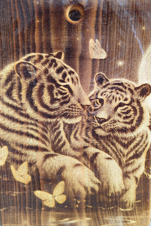 Разделочная доска с рисунком тигра из массива сибирского кедра