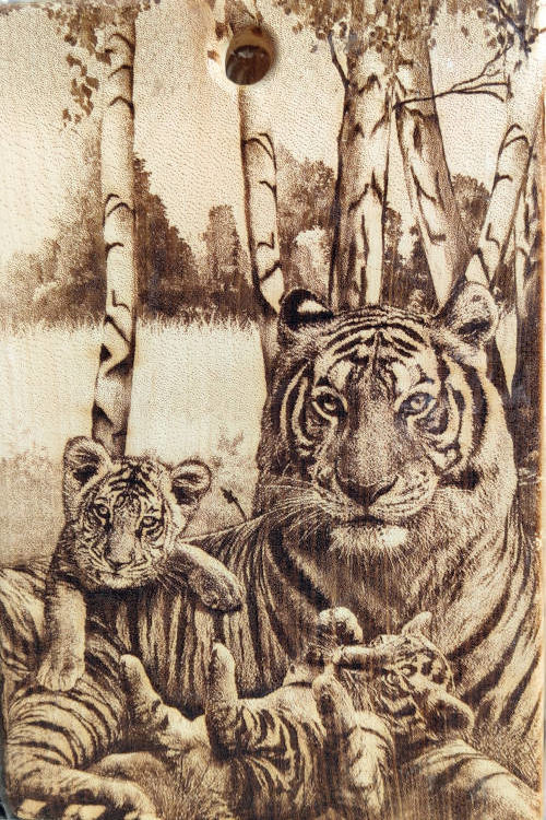 Разделочная доска с рисунком тигра из массива сибирского кедра