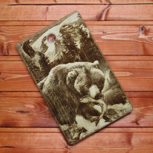 Разделочная доска с изображением медведя из сибирского кедра