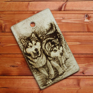 Разделочная доска с изображением собак из сибирского кедра