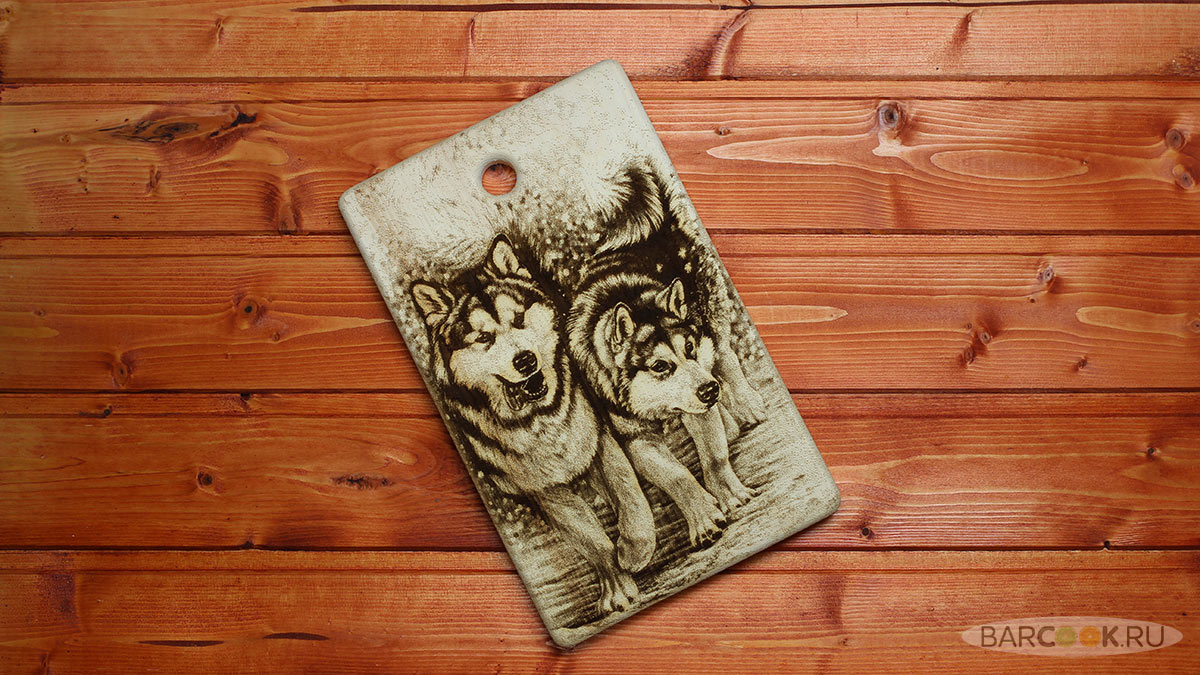 Разделочная доска с изображением собак из сибирского кедра