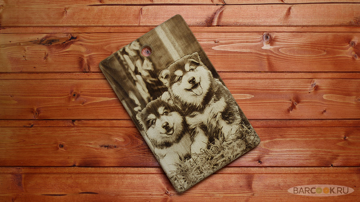 Разделочная доска с изображением щенков из сибирского кедра