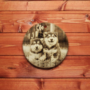 Разделочная доска с изображением щенков из сибирского кедра