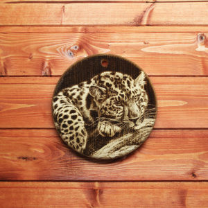 Разделочная доска с изображением леопарда из сибирского кедра