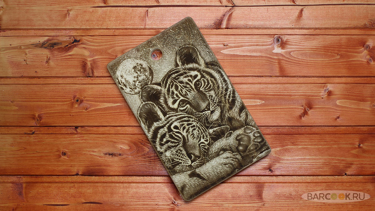 Разделочная доска с изображением тигров из сибирского кедра