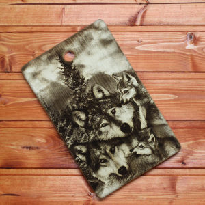 Разделочная доска с изображением волков из сибирского кедра