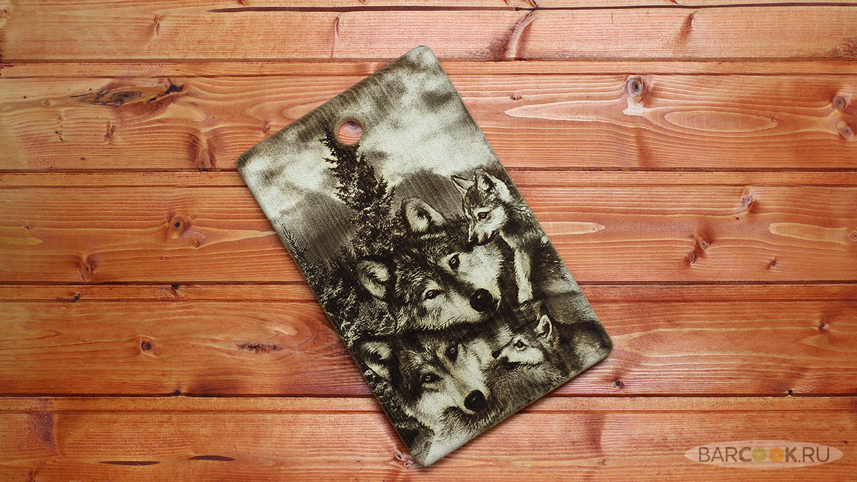 Разделочная доска с изображением волков из сибирского кедра