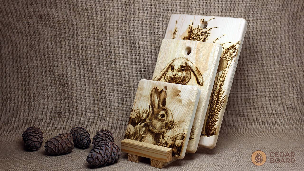 Набор из трех кедровых досок на подставке с рисунком кроликов